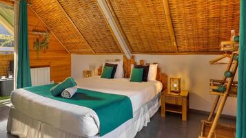 Habitación estándar doble, balcón, vistas al jardín | Ropa de cama de alta calidad, minibar, caja fuerte y cortinas opacas