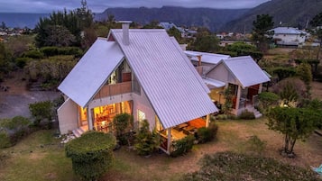 Vista frontal de la propiedad por la tarde o noche