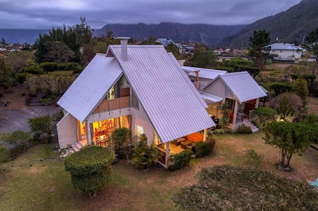 Fachada de la propiedad por la tarde o noche. La Villa Soalic