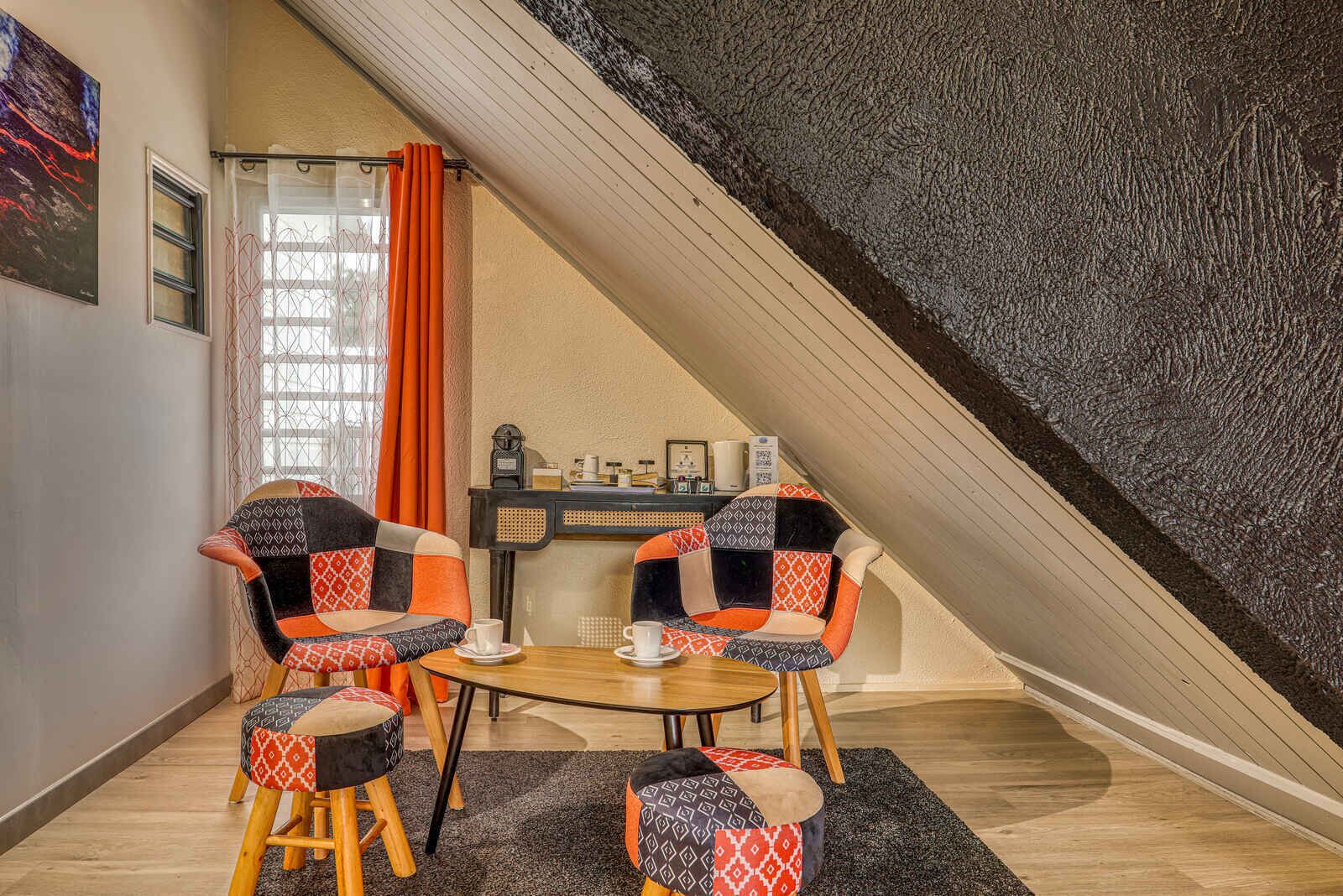 Deluxe Double Room, Mountain View | Living area