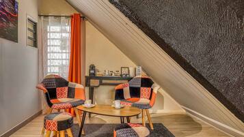 Deluxe Double Room, Mountain View | Living area