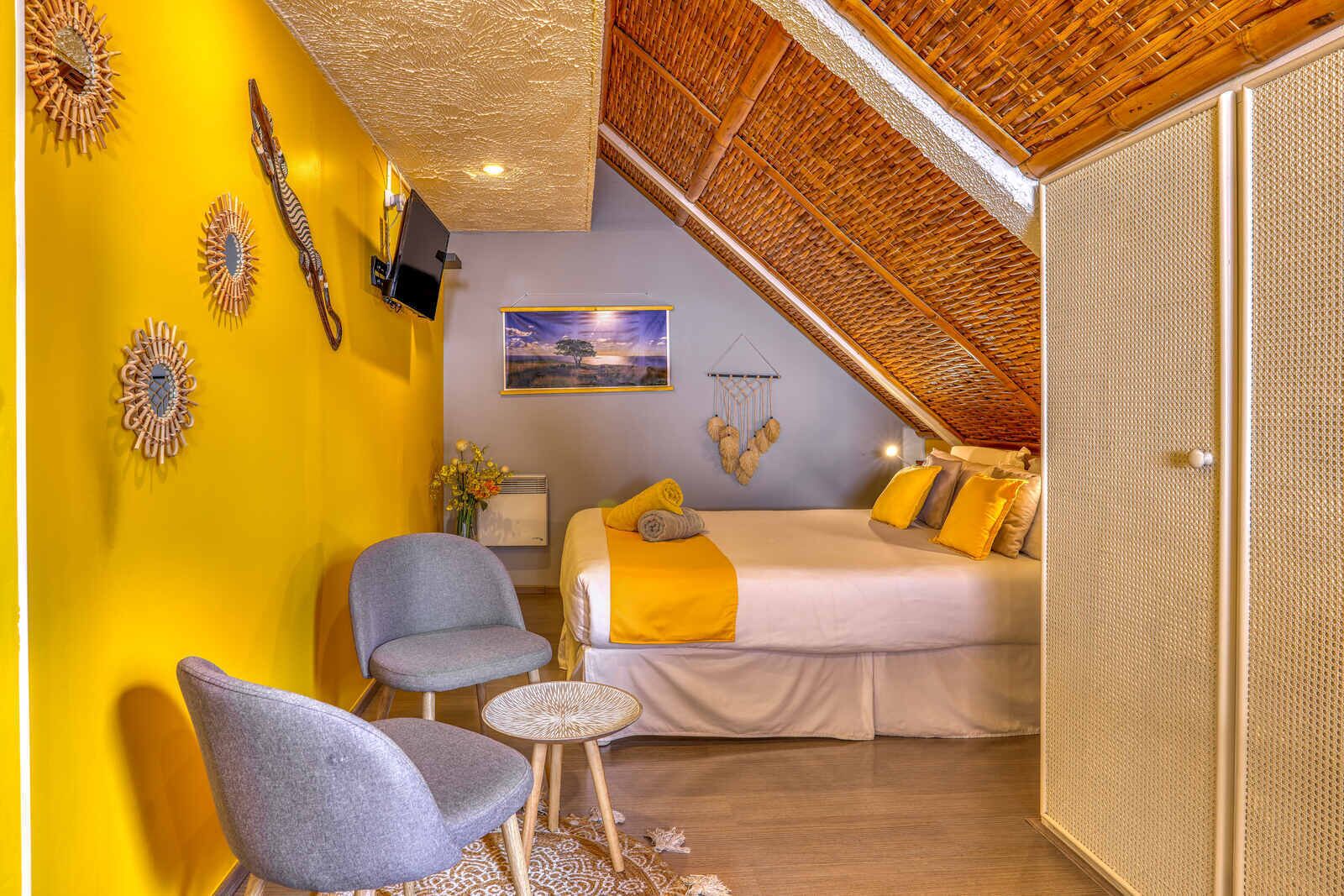 Habitación doble Deluxe, patio, vista a la montaña | Ropa de cama de alta calidad y minibar 