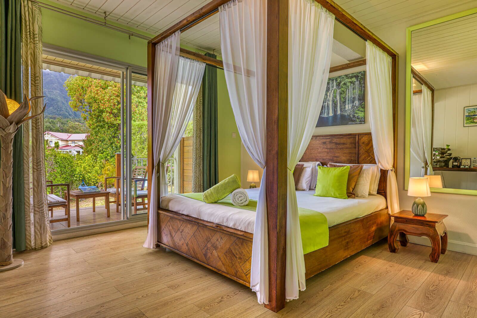 Habitación doble Deluxe, balcón, vista al jardín | Ropa de cama de alta calidad y minibar 