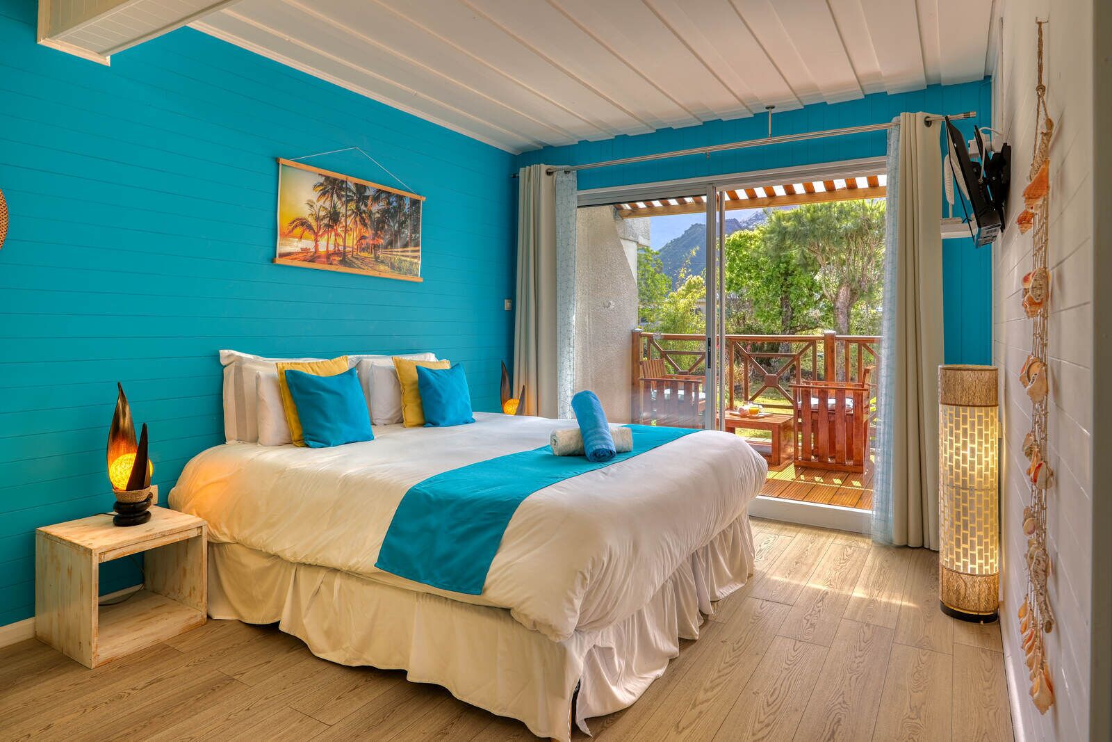 Habitación superior con 1 cama matrimonial o 2 individuales, balcón, vista a la montaña | Ropa de cama de alta calidad y minibar 