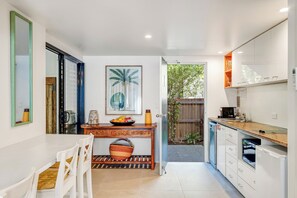 Oven, stovetop, dishwasher, electric kettle