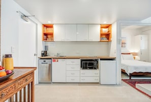 Oven, stovetop, dishwasher, electric kettle