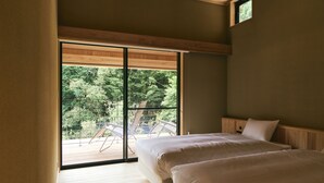 Standard-Zweibettzimmer, Balkon, Hügelblick | Schreibtisch, kostenloses WLAN, Bettwäsche