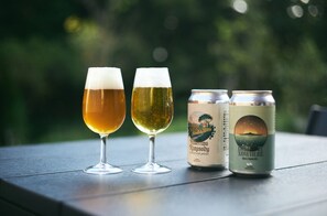 Habitación estándar con 2 camas individuales, balcón, vista a la colina | Escritorio y wifi gratis 