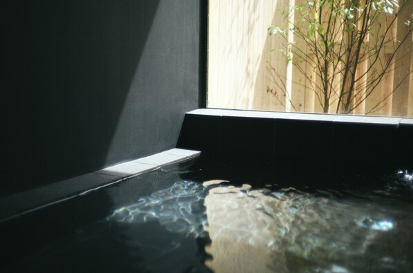 Habitación estándar con 2 camas individuales, balcón, vista a la colina | Baño | Tina con regadera, amenidades de baño gratuitas, secadora de cabello 