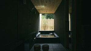Standard-Zweibettzimmer, Balkon, Hügelblick | Badezimmer | Duschwanne, kostenlose Toilettenartikel, Haartrockner, Handtücher