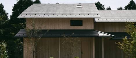 Vista frontal de la propiedad