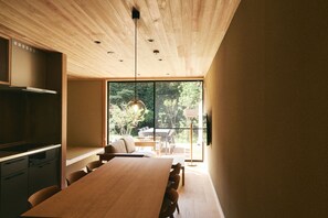 Habitación estándar con 2 camas individuales, balcón, vista a la colina | Servicio a la habitación