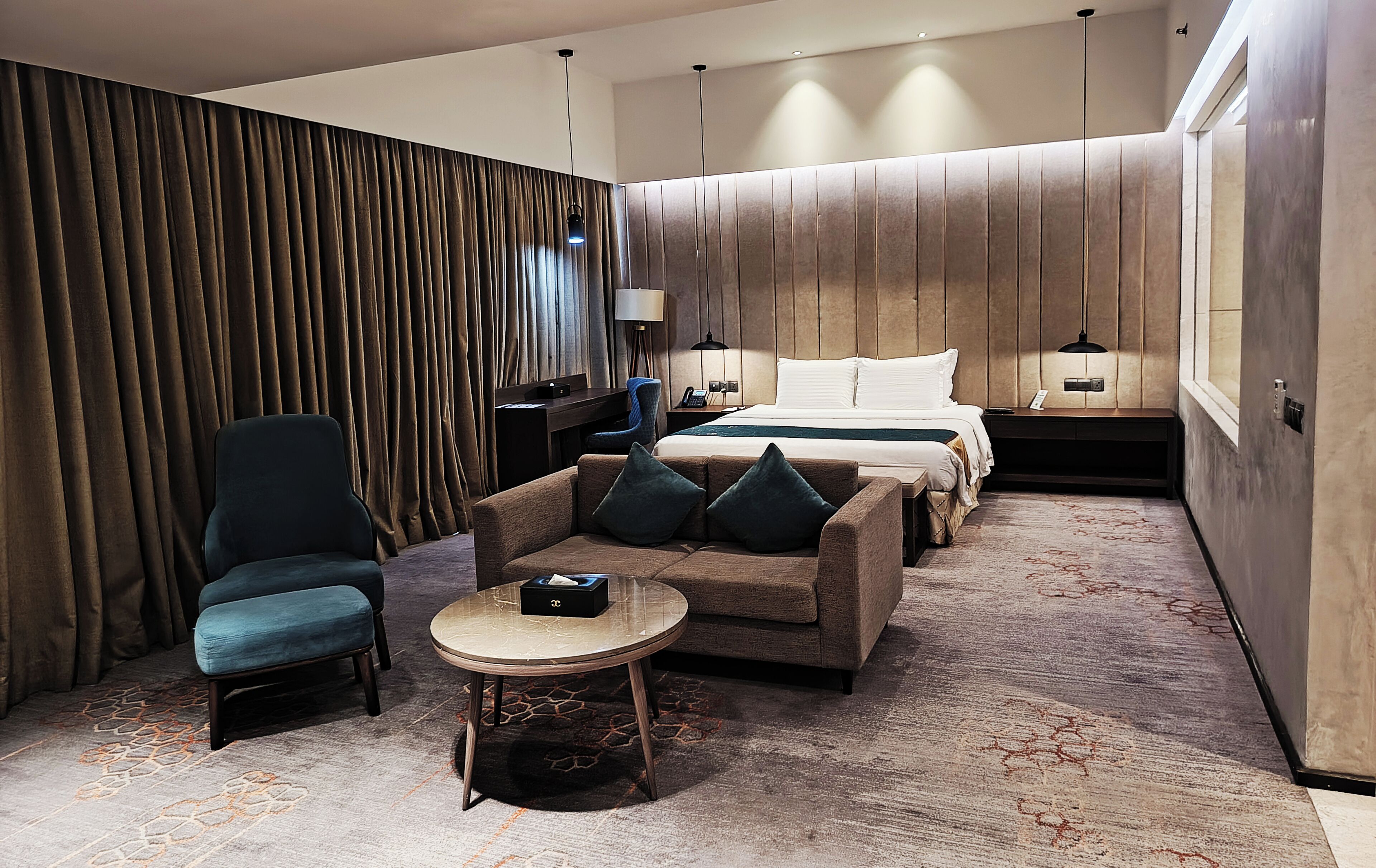 Artículos del minibar gratis y caja de seguridad en la habitación 