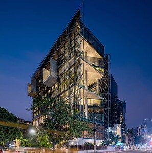Un edificio moderno con un diseño angular distintivo, con varios niveles y balcones.