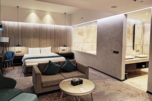 Presidential-Suite, Stadtblick | Minibar (mit einigen kostenlosen Artikeln), Zimmersafe, Schreibtisch