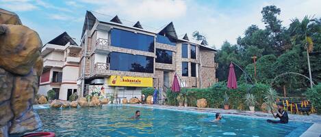 Vista frontal de la propiedad