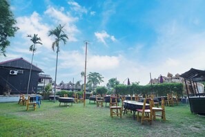 Televisión LED de 32 pulgadas con canales por cable y chimenea 