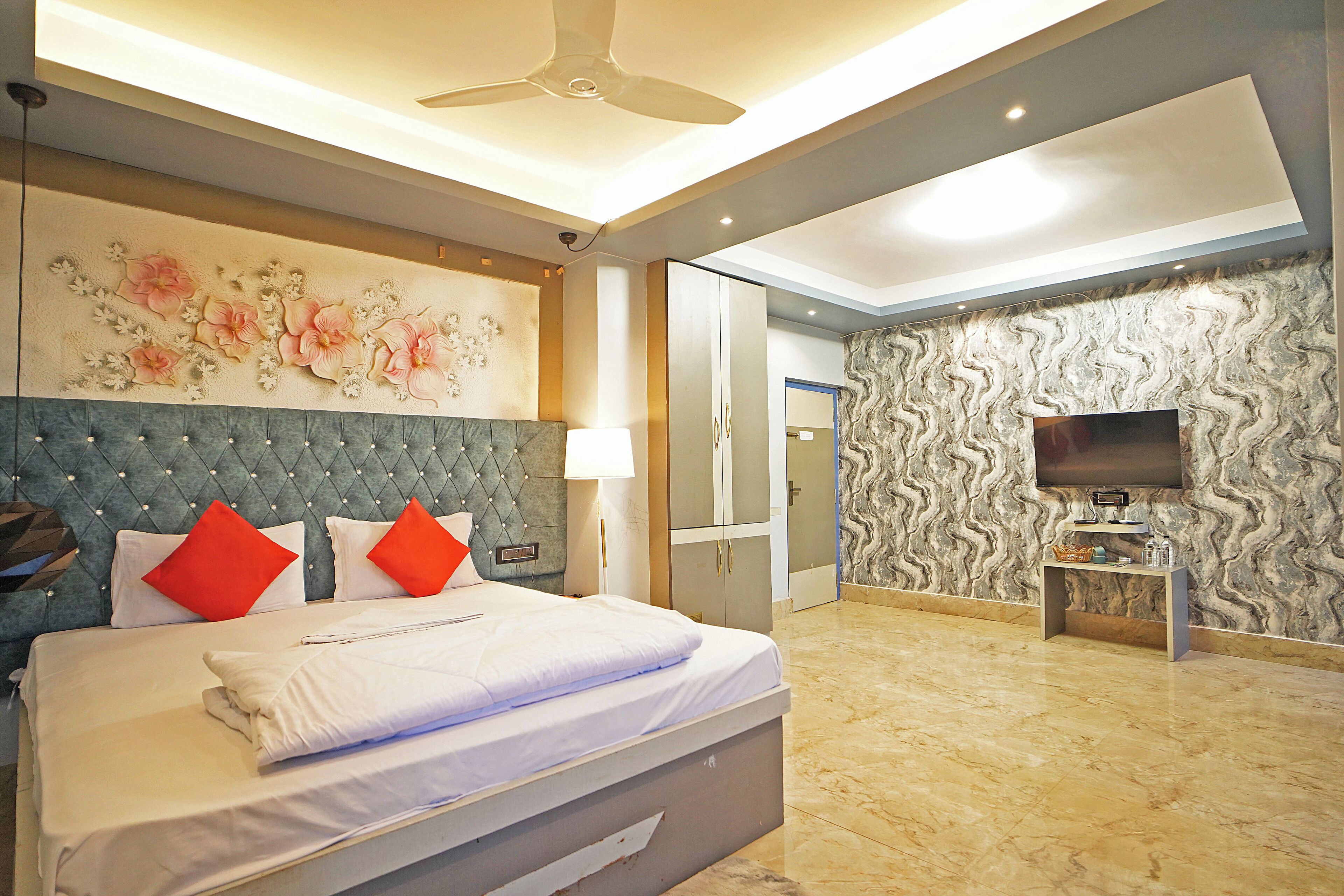 Kahden hengen deluxe-huone (yksi tai kaksi sänkyä) | Ylelliset vuodevaatteet, työpöytä, ilmainen Wi-Fi, vuodevaatteet