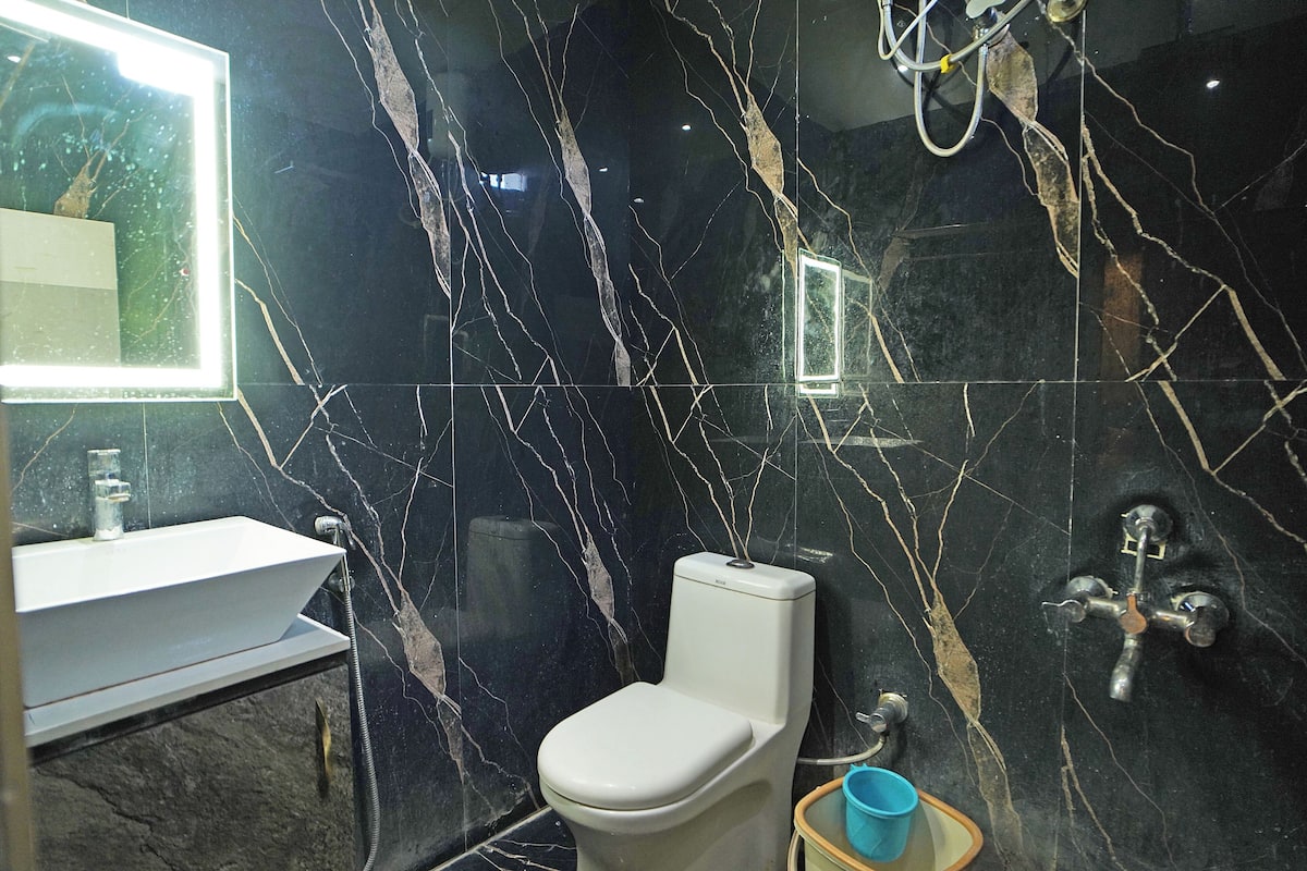 Phòng đôi Deluxe | Phòng tắm | Đồ dùng nhà tắm thân thiện với môi trường, khăn tắm, xà phòng, dầu gội