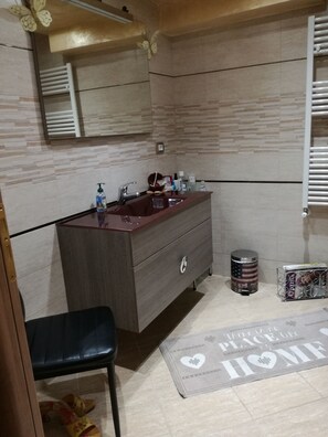 シャワー、ヘアドライヤー、ビデ、タオル