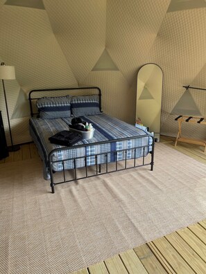 Travel crib, free WiFi