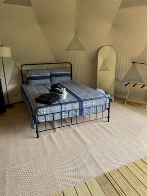 Travel crib, free WiFi