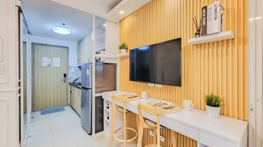 Microwave, oven - MOA Staycation@Shore 2 Residences w/ WiFi+Netflix (Pasay City)
