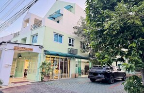 Mặt tiền nơi lưu trú