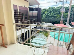 Deluxe tweepersoonskamer, uitzicht op zwembad | Een bureau, beddengoed