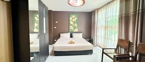 Superior Double Room | Desk, bed sheets