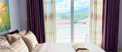 华丽双人房 | 办公桌、床单