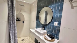 Dusche, kostenlose Toilettenartikel, Haartrockner, Handtücher