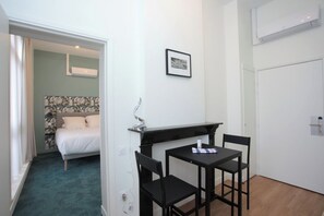 1 habitación, tabla de planchar con plancha, wifi y ropa de cama
