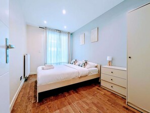 4 bedrooms, iron/ironing board, WiFi, bed sheets
