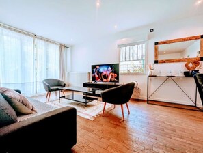 TV, fireplace