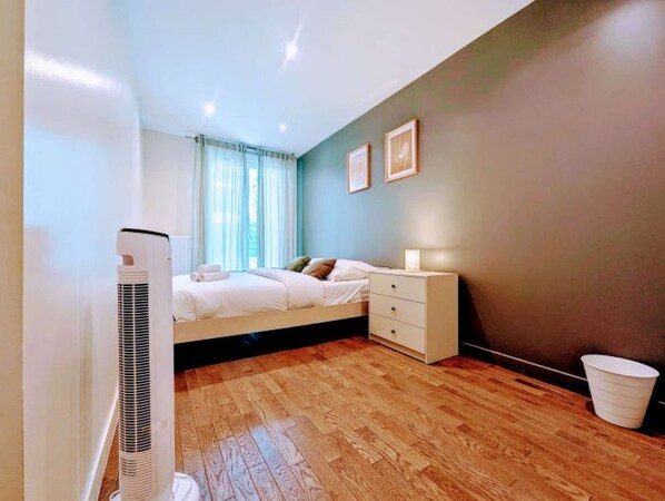 4 bedrooms, iron/ironing board, WiFi, bed sheets