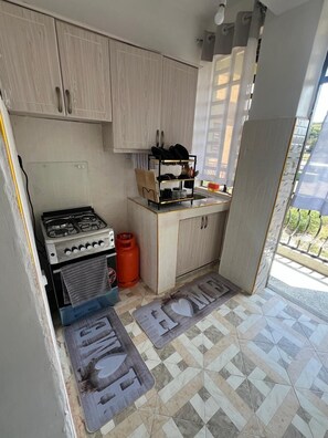 Apartamento luxo, vista para a cidade | Cozinha privada | Geladeira, micro-ondas, talheres/pratos/utensílios de cozinha