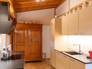 Fridge, oven, dishwasher, cookware/dishes/utensils