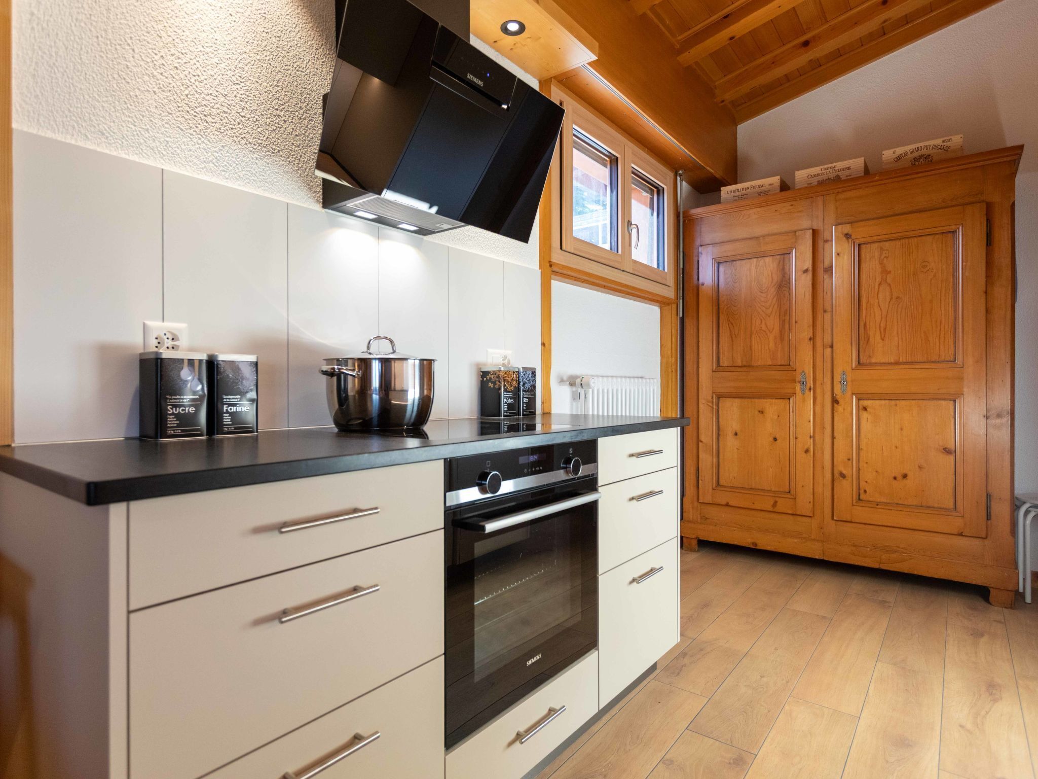 Kühlschrank, Mikrowelle, Ofen, Geschirrspüler