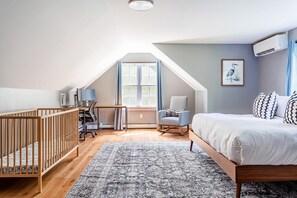 3 habitaciones, escritorio y tabla de planchar con plancha