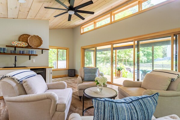 Smart TV, fireplace, books, computer monitors