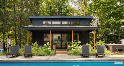 Luxe Family Retreat w/ HotTub Cabana