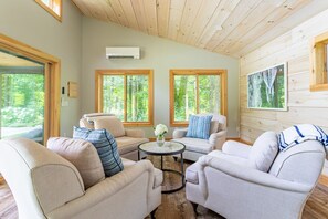 TV connectée, cheminée, livres, écrans d'ordinateur