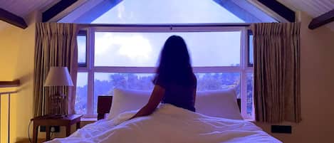 Superior Suite, Mountain View | In-room safe, soundproofing, free WiFi, bed sheets