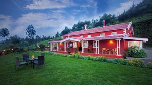 A red house with a porch, surrounded by a well-maintained lawn and garden. - Teanest Nightingale - Nature Resorts (Kotagiri)