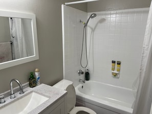 Sèche-cheveux, serviettes fournies, savon, papier toilette