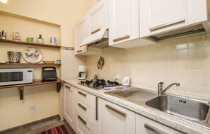 Kühlschrank, Mikrowelle, Herdplatte, Wasserkocher mit Kaffee-/Teezubehör