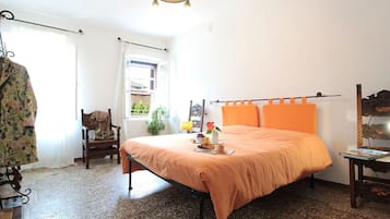 2 bedrooms, iron/ironing board, free WiFi