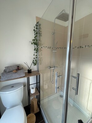 Douche, sèche-cheveux, serviettes fournies, savon