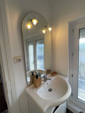 Douche, sèche-cheveux, serviettes fournies, savon